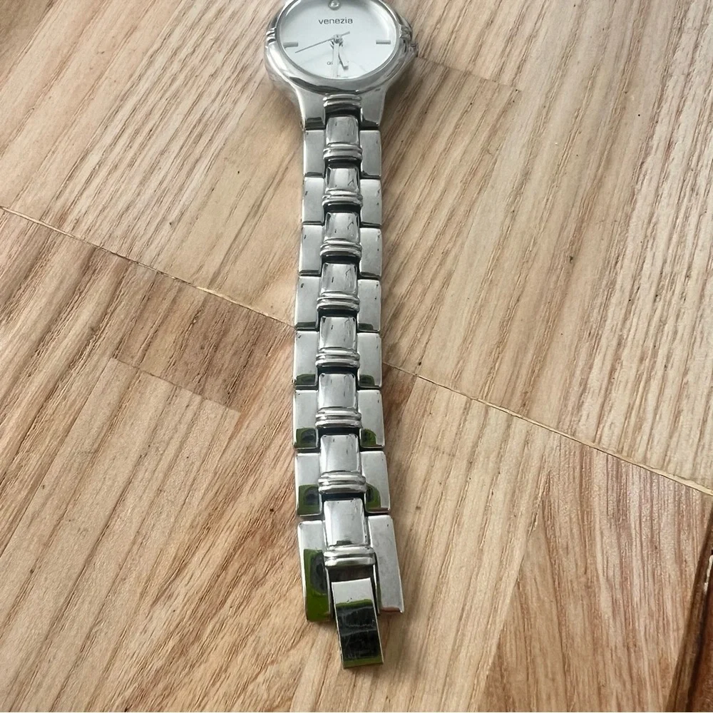 Venezia ladies silver tone classic watch NEW BATTERY